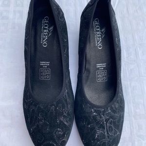 GeoReno leather heels. Extremely comfortable. Never worn. Size 40.